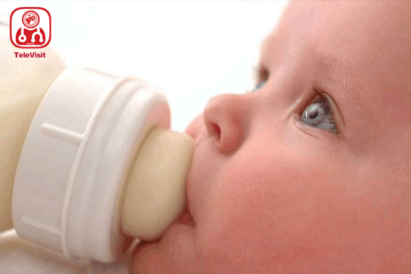 تغذیه نوزاد با شیر خشک یا شیر مادر؟